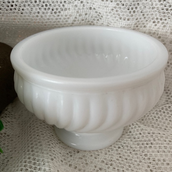 Vintage Avon Milk Glass Vase/Display Dish - Picture 5 of 6